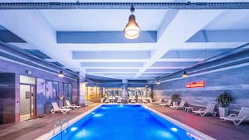 Piscina coperta, con ingresso dalle 09:00 alle 18:00, lettini