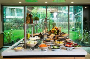 Desayuno buffet diario (EUR 28 por persona)