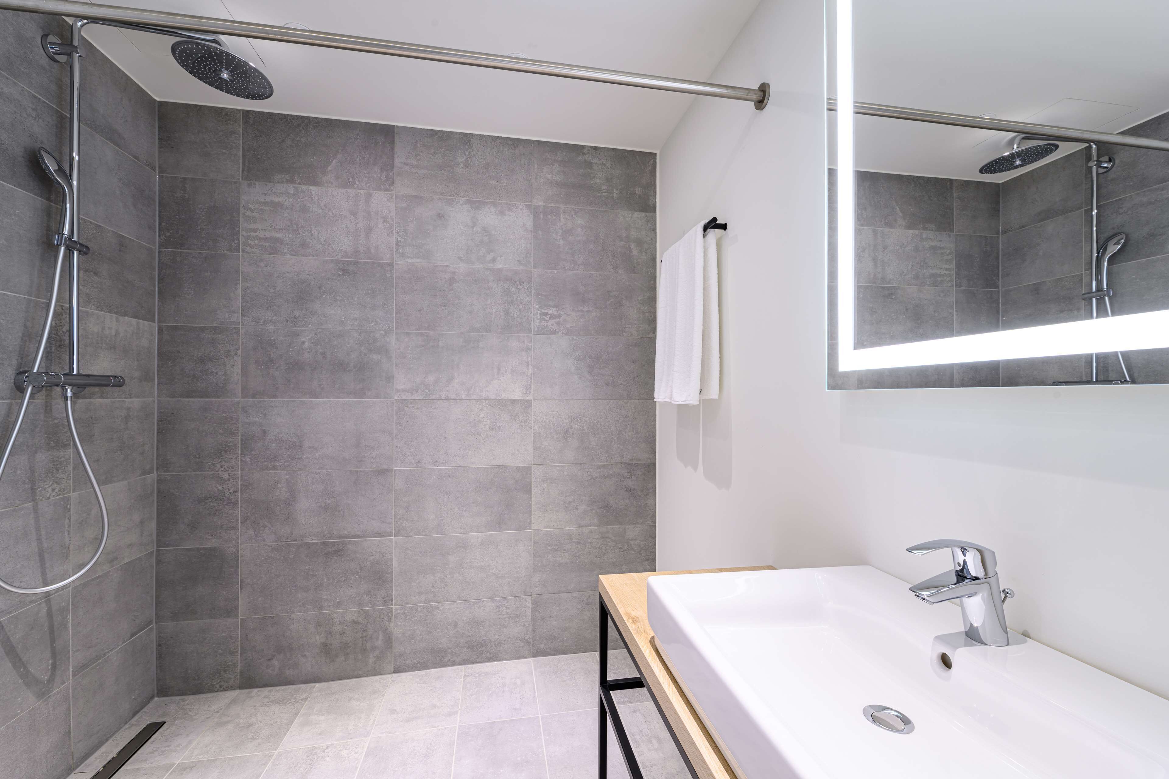 superior room | bathroom | shower, eco-friendly toiletries, towels