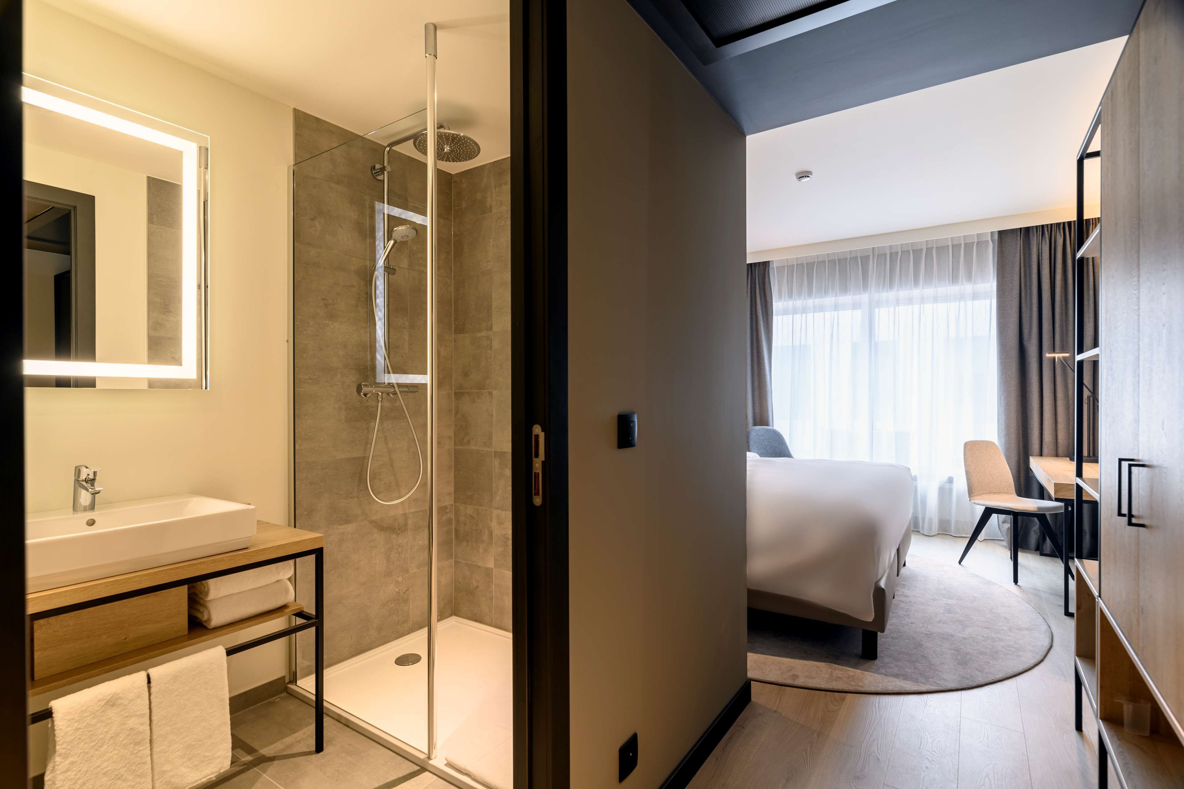 in-room safe, desk, laptop workspace, blackout curtains