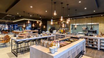 Bữa sáng buffet hàng ngày (22.00 EUR/mỗi người)