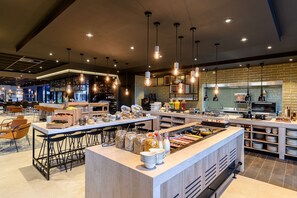 Frukostbuffé varje dag (EUR 22.00 per person)