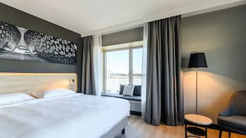 Superior kamer | Een kluis op de kamer, een bureau, een laptopwerkplek