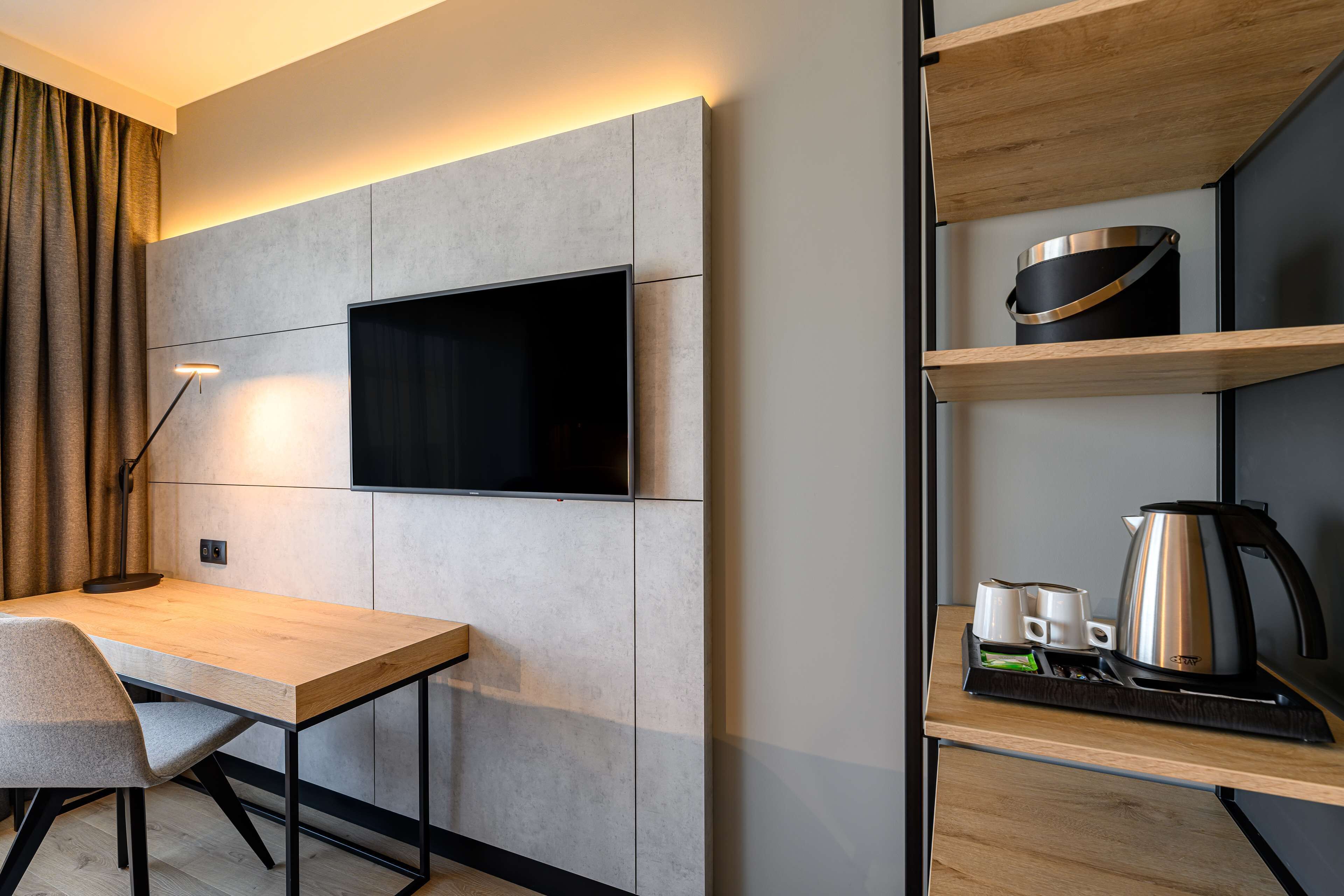 in-room safe, desk, laptop workspace, blackout curtains