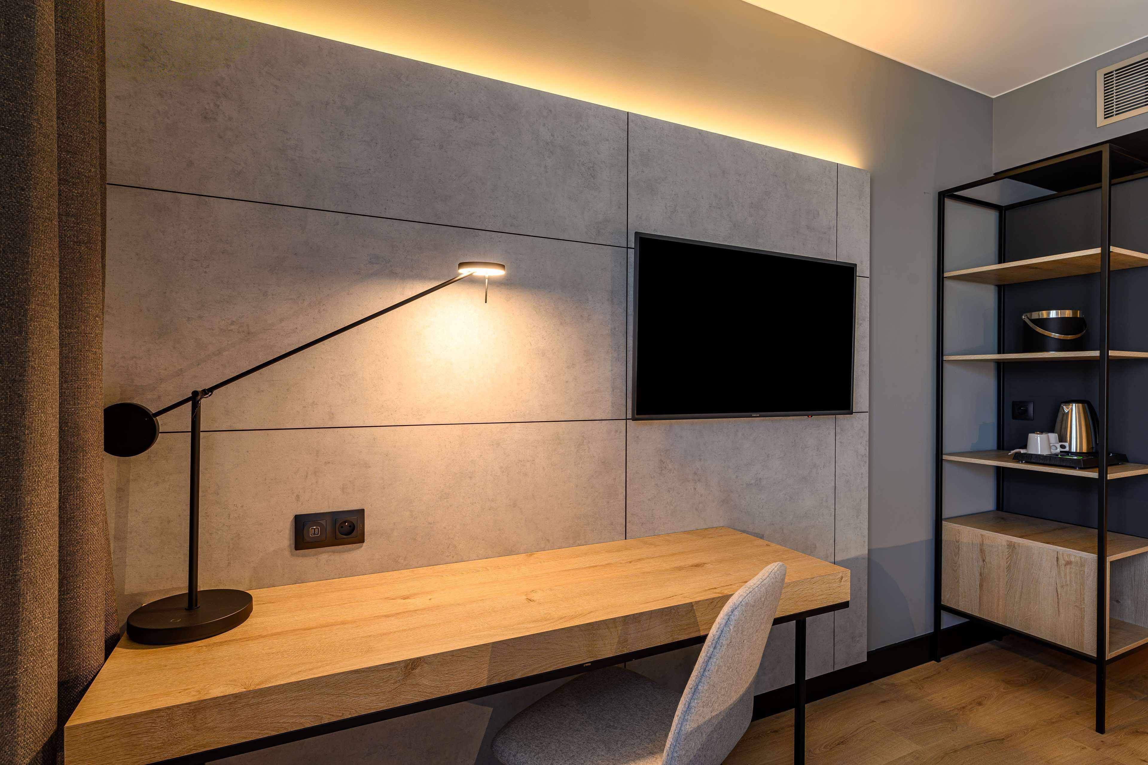 standard room | in-room safe, desk, laptop workspace, blackout curtains