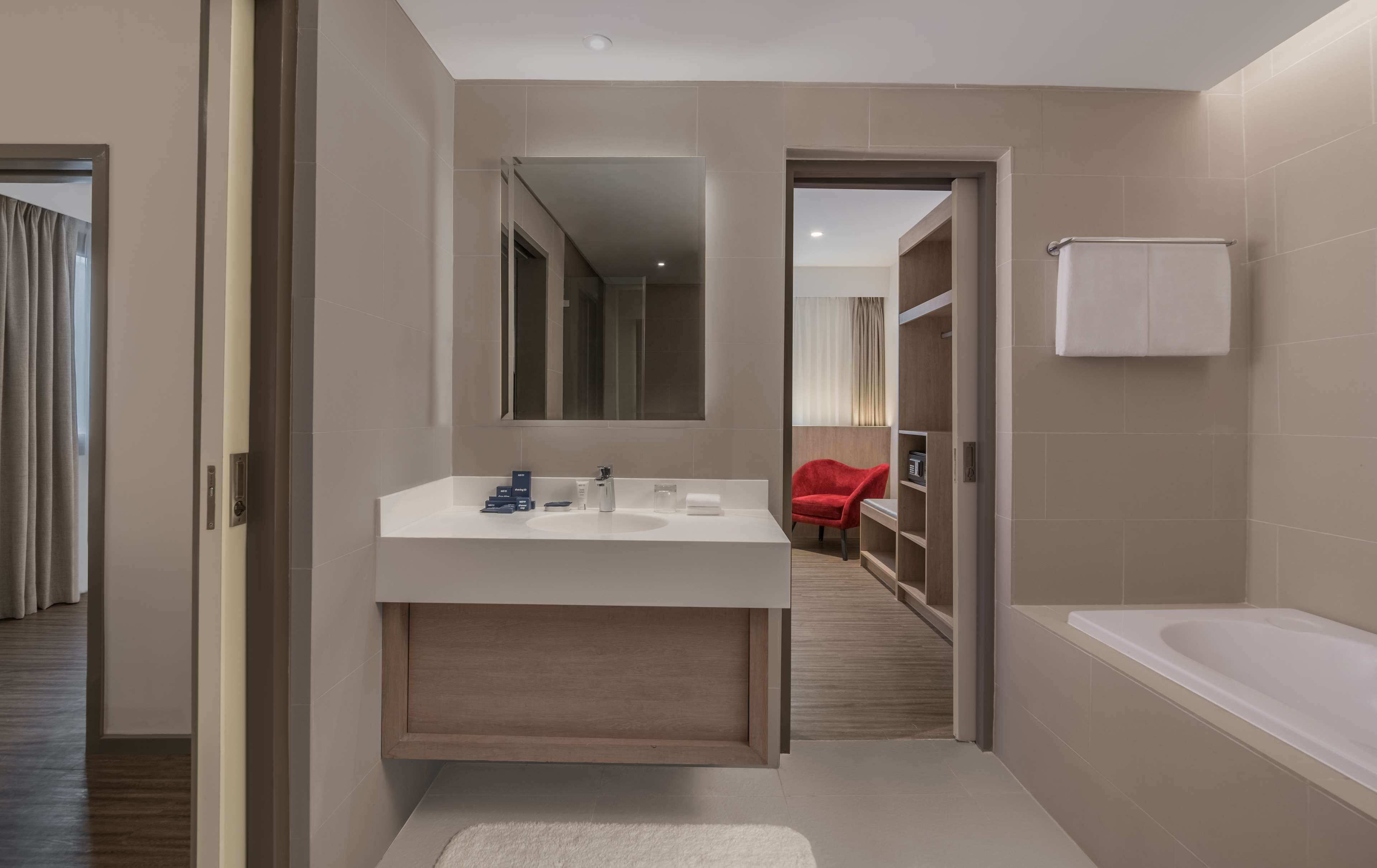 suite, 1 bedroom | bathroom | shower, rainfall showerhead, eco-friendly toiletries, hair dryer
