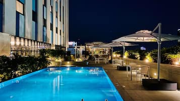 Una piscina al aire libre (de 07:00 a 22:00), tumbonas