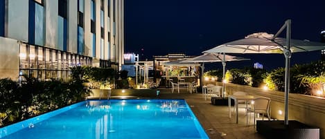 Utomhuspool med öppettider 07.00 till 22.00, och solstolar