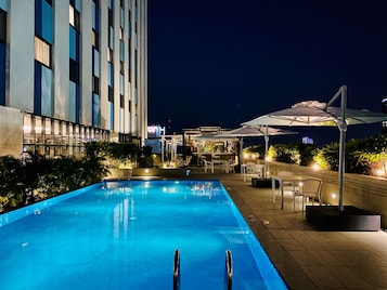 Piscina a l'aire lliure (horari: 07:00-22:00) i gandules