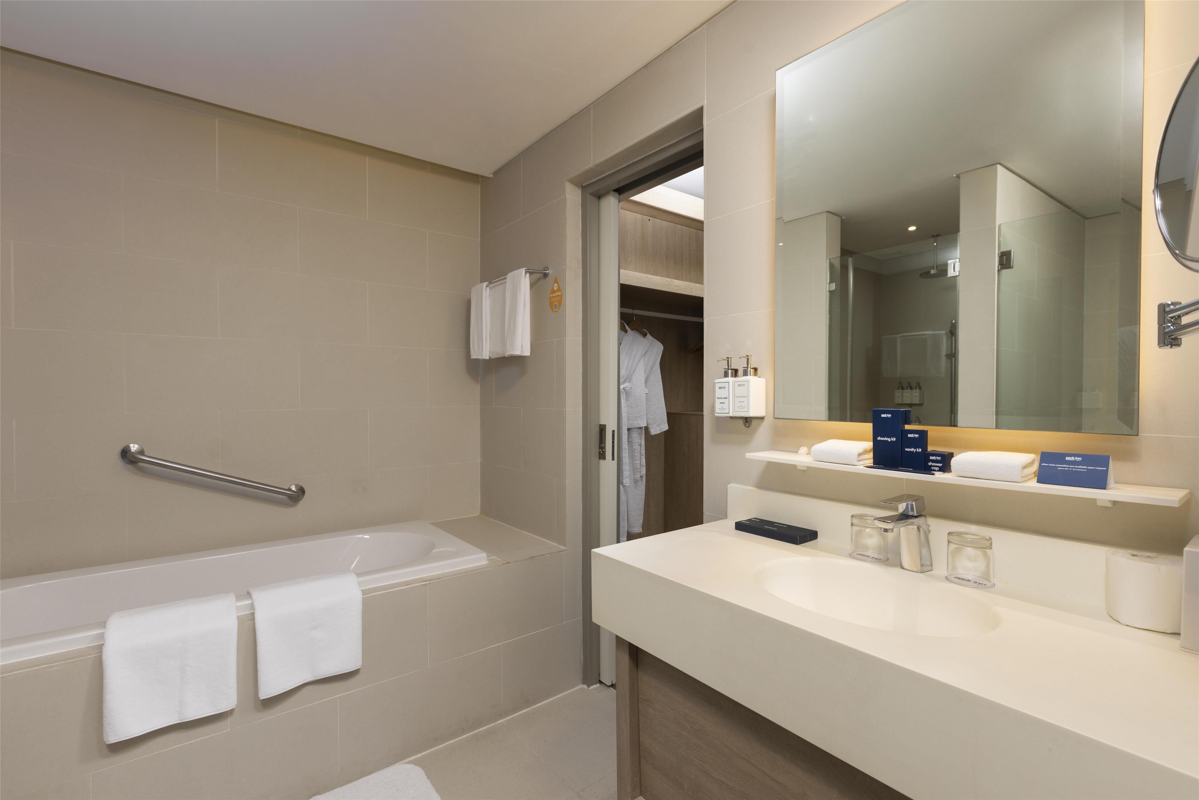 suite, 1 bedroom | bathroom | shower, rainfall showerhead, eco-friendly toiletries, hair dryer