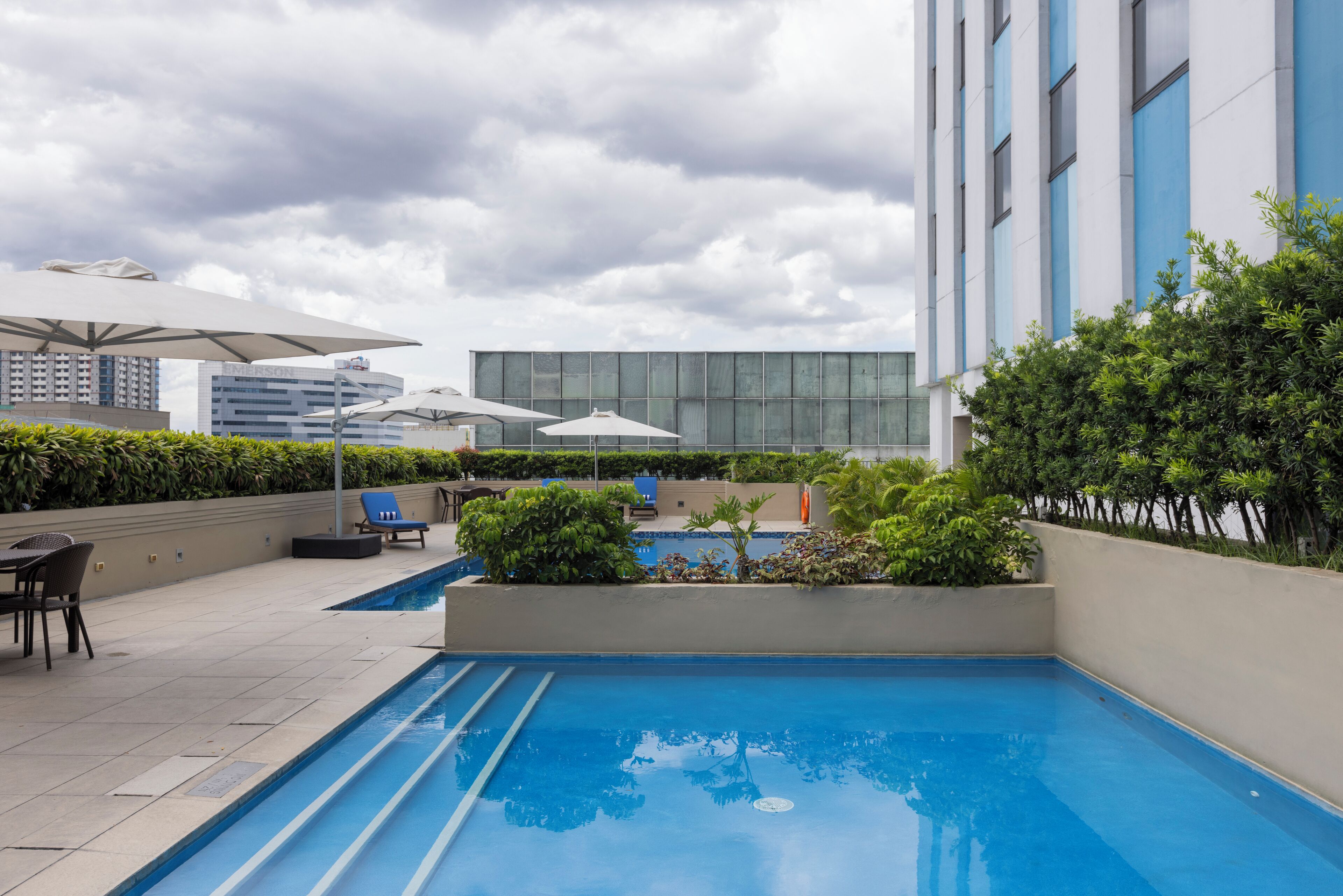 deluxe room, 1 king bed, corner | city view