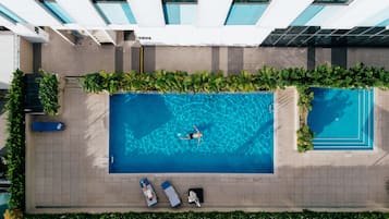 Utendørsbasseng og solsenger