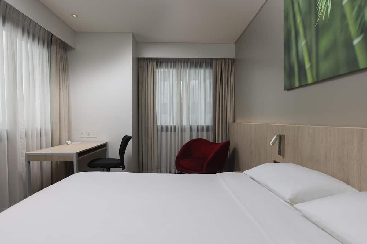 Deluxe Room, 1 King Bed, Corner | Down comforters, in-room safe, desk, laptop workspace