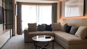 Minibar, in-room safe, individually decorated, desk