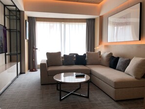 Junior Suite | Minibar, in-room safe, individually decorated, desk - Radisson Hangzhou Qianjiang (Hangzhou)