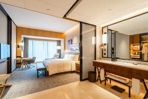 Minibar, brankas, didekorasi berbeda-beda, dan meja kerja