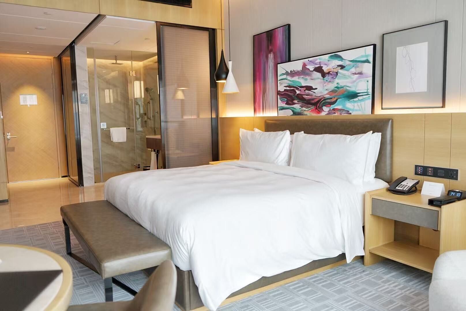 Minibar, coffres-forts dans les chambres, décoration personnalisée