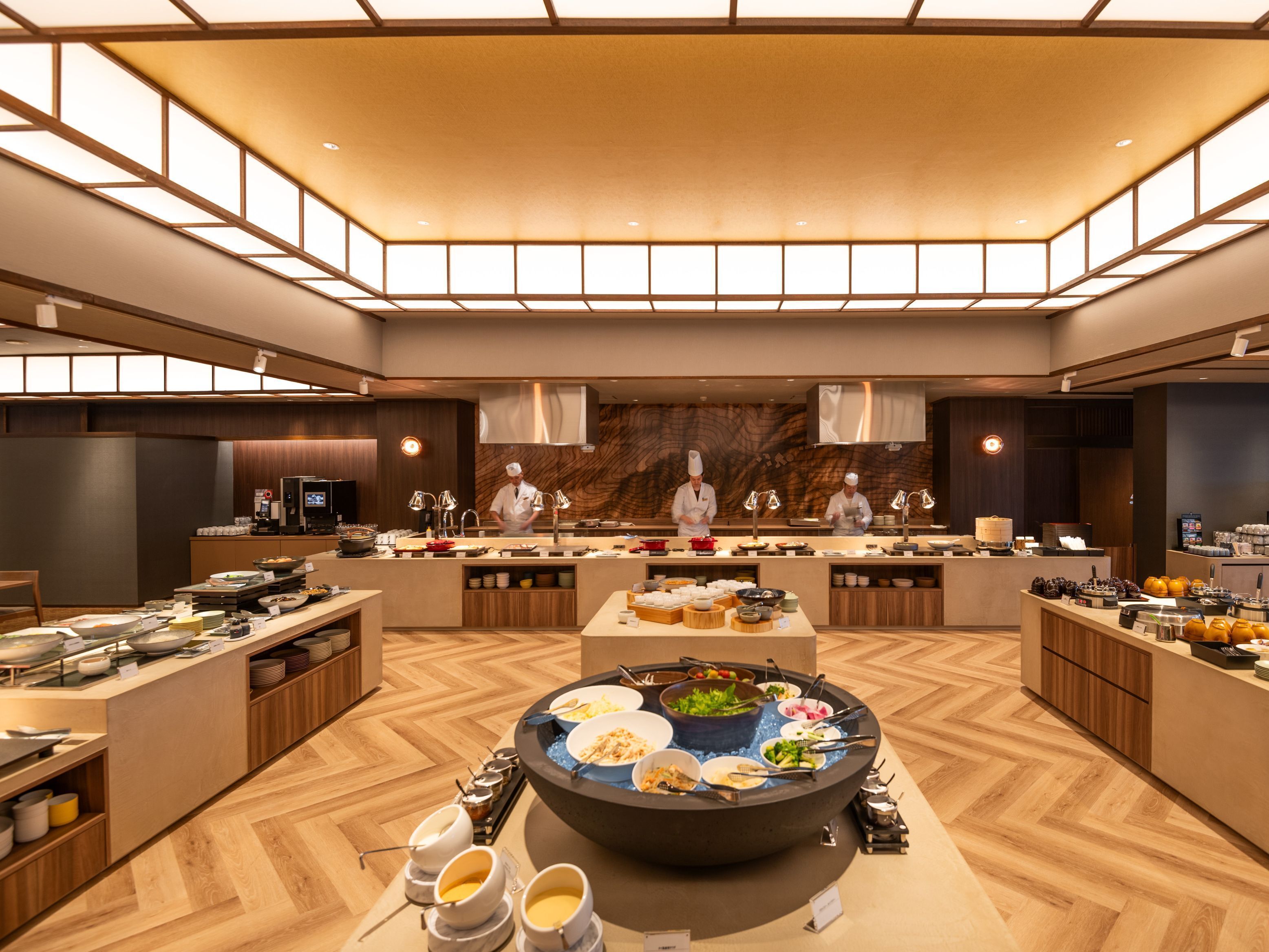 朝食、ディナーに営業