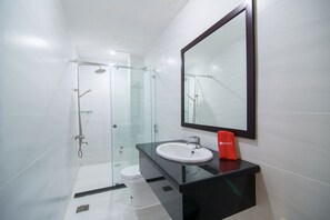 Doppelzimmer | Badezimmer | Dusche, kostenlose Toilettenartikel, Handtücher