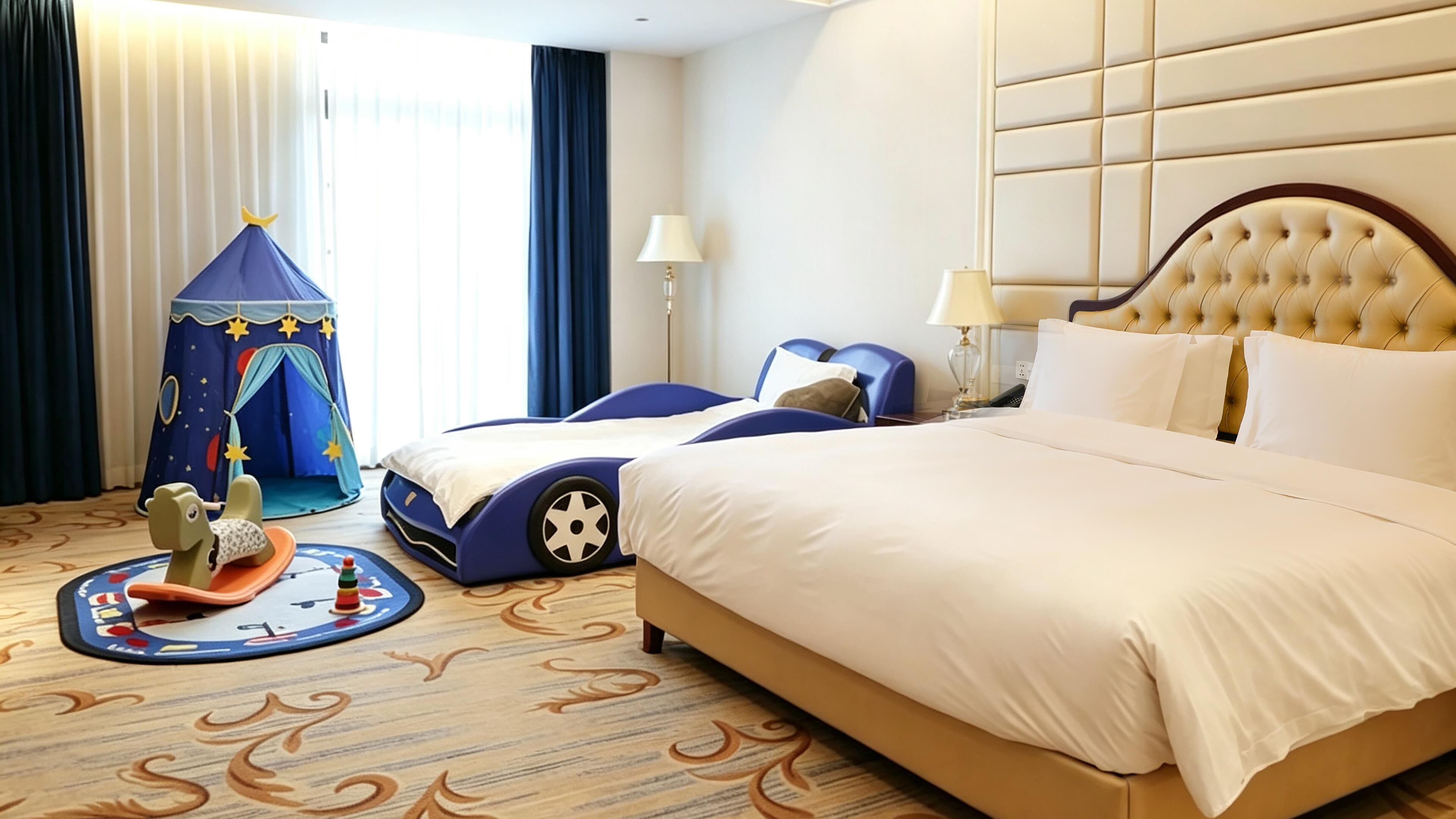 Quarto de hotel com uma cama grande, uma tenda de brincar e um cavalo de brinquedo.