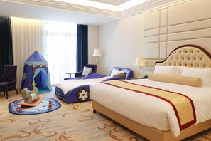 Habitación familiar | Ropa de cama de alta calidad y minibar 