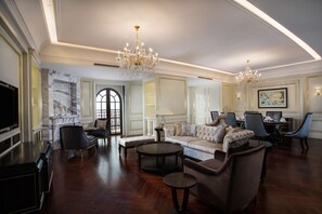 Junior Suite | Premium bedding, minibar, in-room safe, individually decorated - Radisson Blu Forest Manor Shanghai Hongqiao (Shanghai)