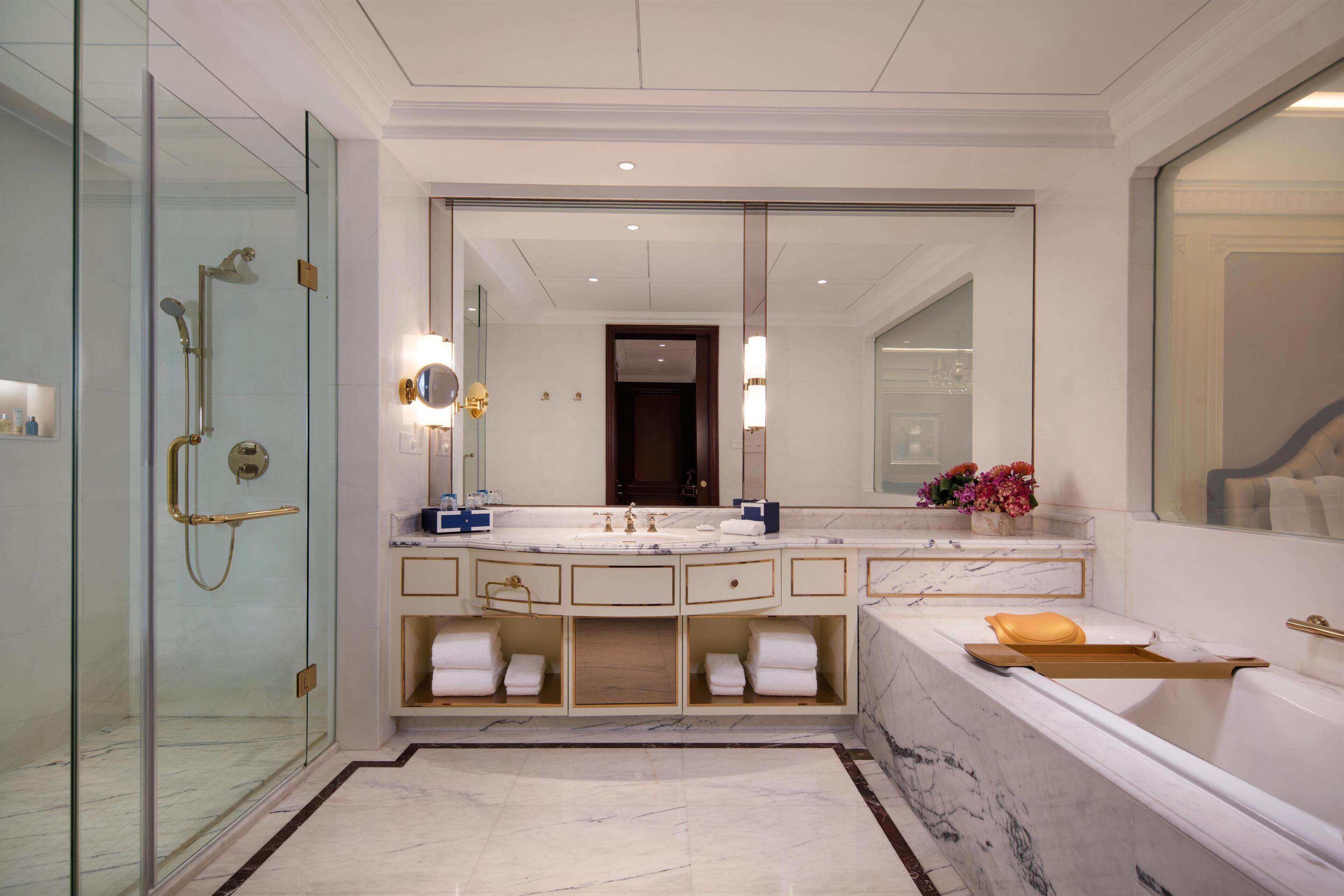 Badewanne und Dusche (separat), Regendusche, kostenlose Toilettenartikel
