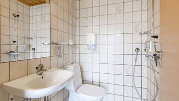 Ein Badezimmer mit Waschbecken, Toilette und Dusche.