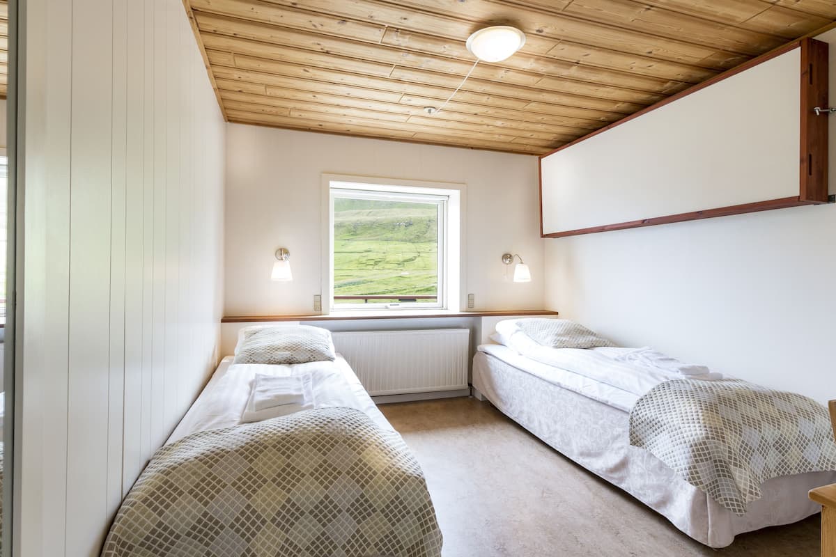 Standard Twin Room | Desk, free WiFi, bed sheets