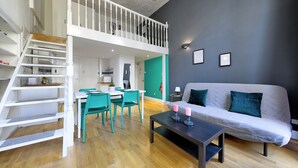 Living area - Lg12 Large Studio (London)