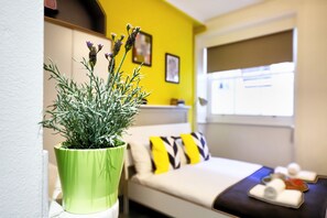 Living area - Lg12 Large Studio (London)