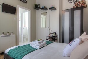 Living area - Lg12 Large Studio (London)