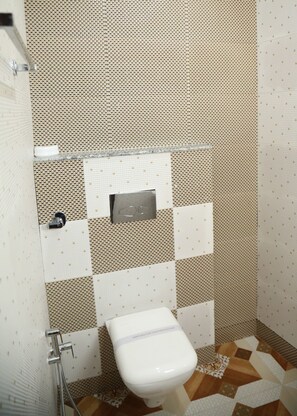 Ducha, artículos de tocador gratuitos, pantuflas, toallas