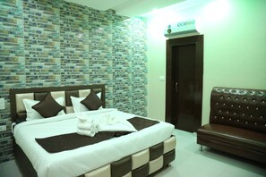 Superior Room | Blackout curtains, soundproofing, rollaway beds - Hotel New Seasons (Kalka)