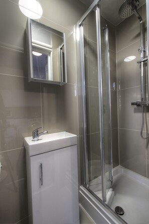 Douche, serviettes fournies