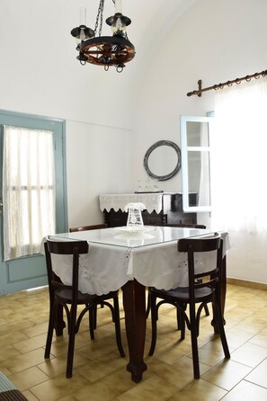 Casa Tradizionale, 2 camere da letto, terrazzo, al piano terra | Pasti in camera