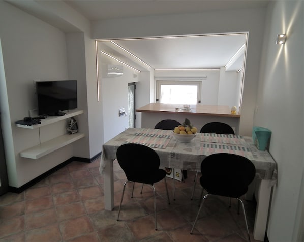 Appartement Ville, vue sur la ville (Menezio) | Cuisine privée | Réfrigérateur, four à micro-ondes, surface de cuisson