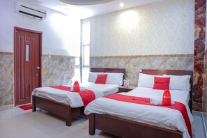 Escritorio, wifi gratis y ropa de cama 