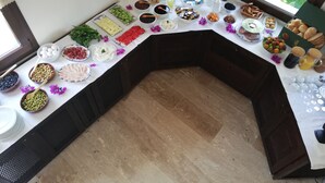Ein reichhaltiges Frühstücksbuffet mit verschiedenen Speisen und Beilagen auf einem Tisch.