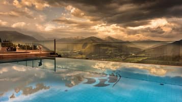 Piscine couverte, piscine extérieure, chaises longues