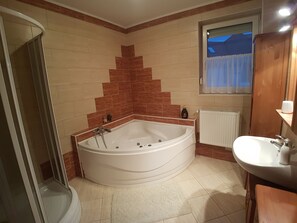 Appartamento Deluxe, vista giardino | Bagno | Doccia, asciugacapelli, asciugamani