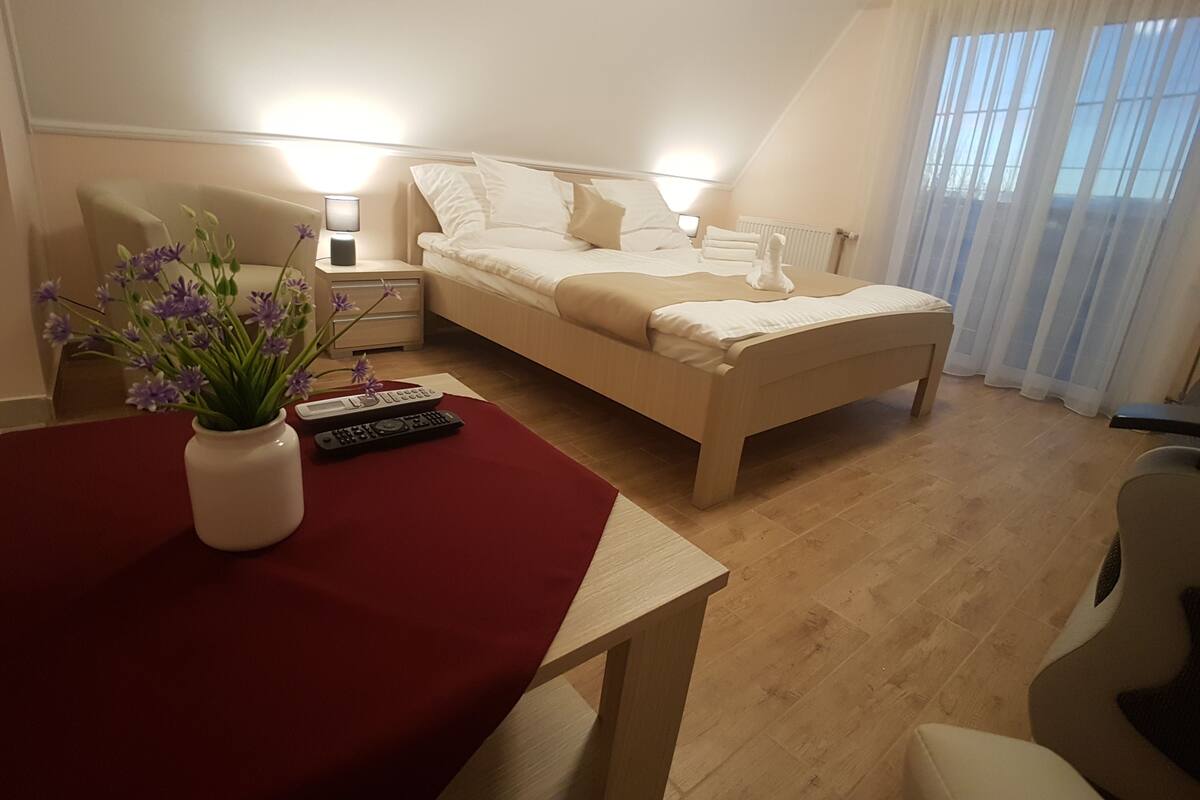 Camera Superior, vista cortile | Biancheria da letto di alta qualità, materassi Select Comfort