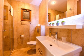 Combined shower/bathtub, hair dryer, towels - Beautifully-located Large 2 bed, sea view garden apartment with shared lge pools (Kalkan)