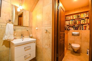 Combined shower/bathtub, hair dryer, towels