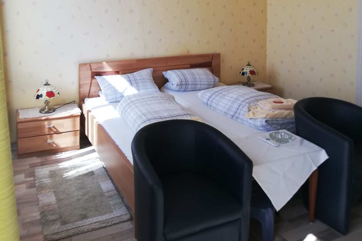Standard-Doppelzimmer (3) | 1 Schlafzimmer, Zimmersafe, Bügeleisen/Bügelbrett, kostenloses WLAN