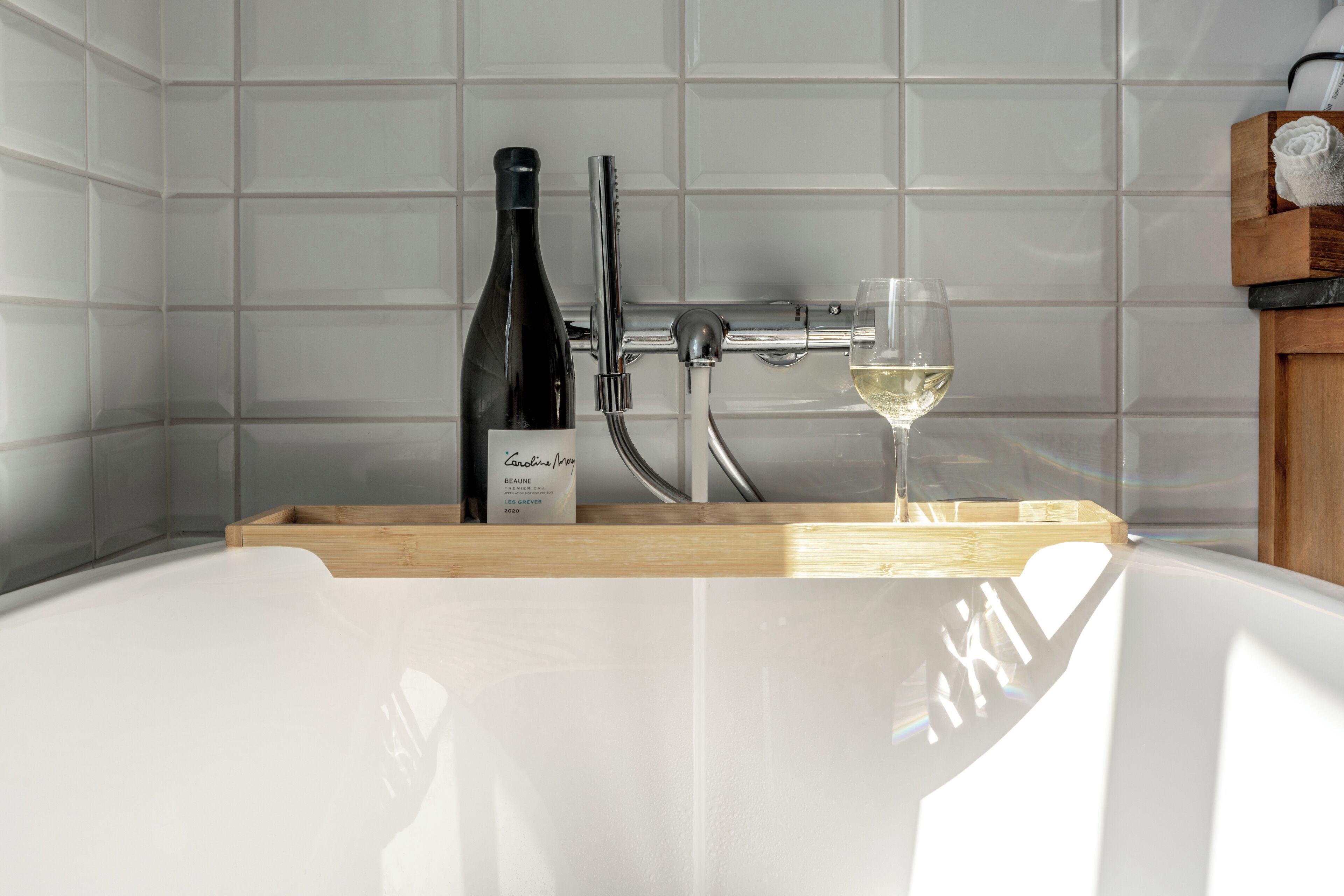 junior room | bathroom | free toiletries, hair dryer, towels, soap