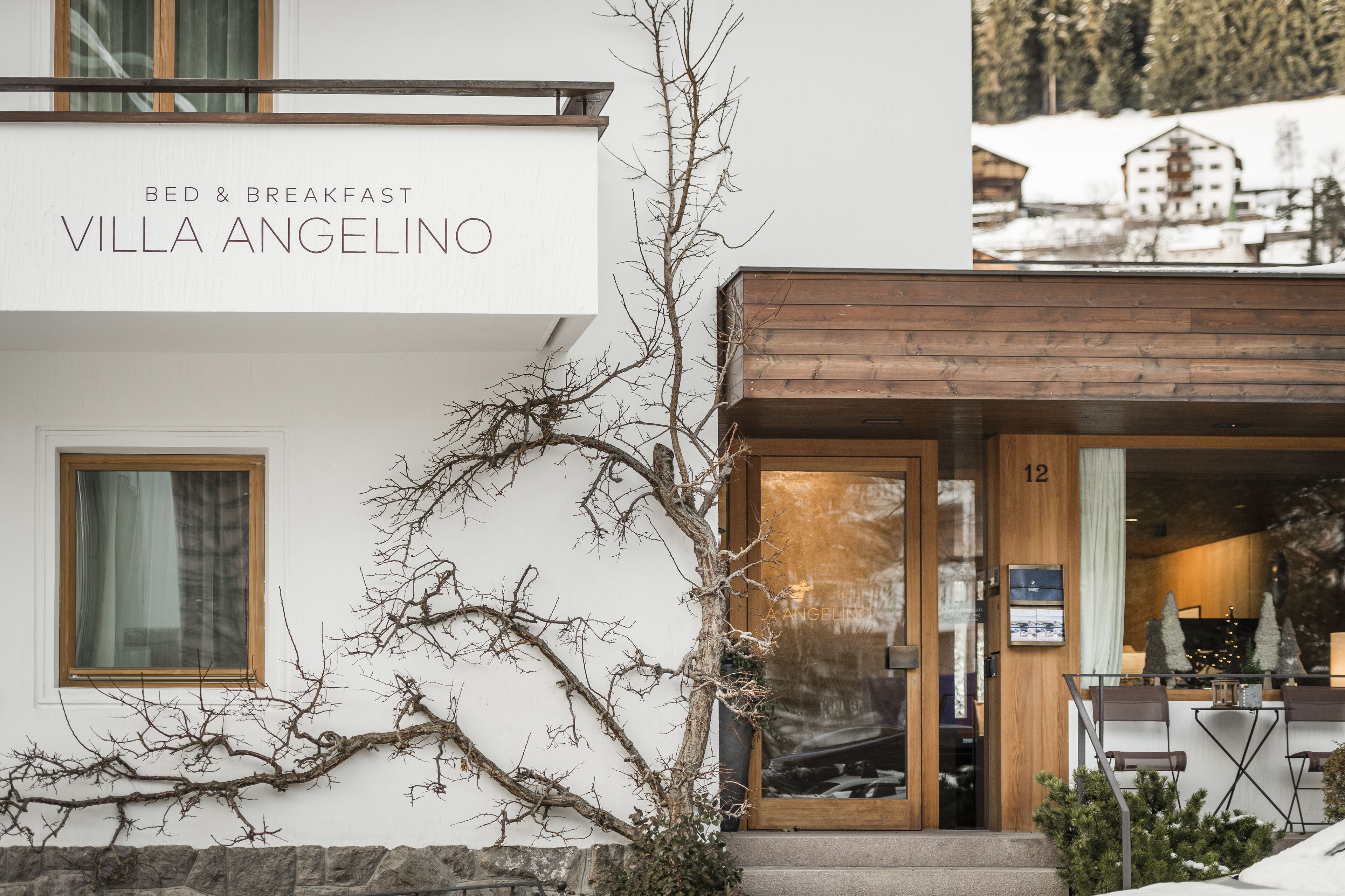 A hotel entrance with a sign reading "BED & BREAKFAST VILLA ANGELINO".