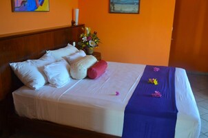 Ropa de cama de alta calidad y caja de seguridad en la habitación 