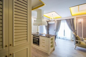 Fridge, oven, stovetop, coffee/tea maker