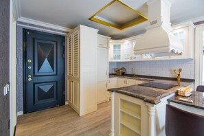 Fridge, oven, stovetop, coffee/tea maker